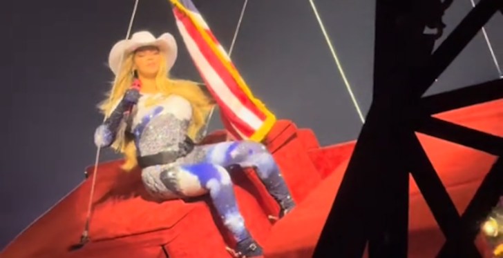 Beyoncé Forced To Pause Show As Mechanical Stage Prop Fails