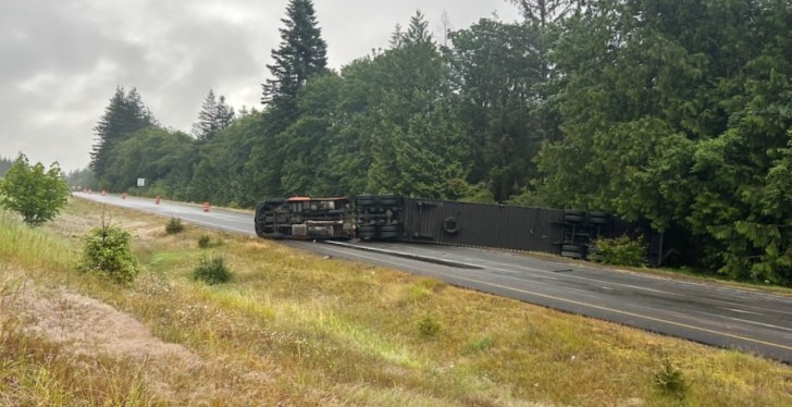 Truck carrying 10,000 Bottles Of Booze Tips Over On Highway Without A Single Breakage