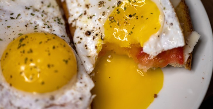 The Outrageous Way One Woman Is Frying Egg Has Internet In Uproar