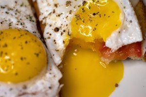 The Outrageous Way One Woman Is Frying Egg Has Internet In Uproar