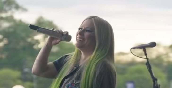 2000s Pop Star Looks Unrecognizable In Recent Tour Video