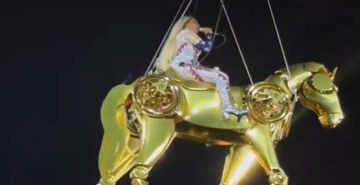 Beyoncé Replaces Stage Prop With A Gold Horse After Scary Malfunction