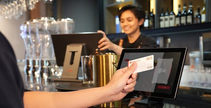 Man Angers Wife After Leaving Low-Ball Tip For Rude Waitress