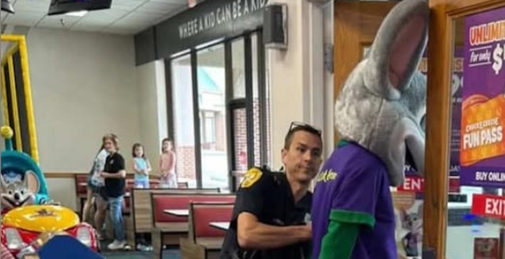 Chuck E. Cheese Mascot Arrested During Children's Birthday Party